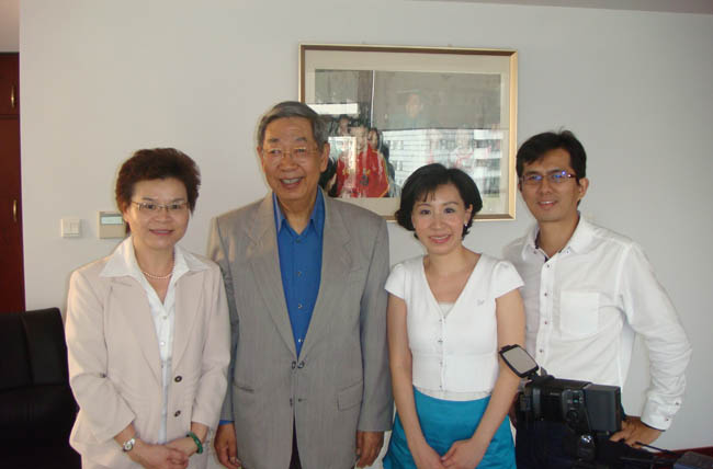 2009北京拜訪前人大委員長許嘉璐(左二)