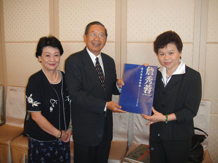 2010 與外交大使詹憲卿宗長合影