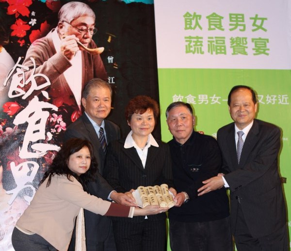 詹老師於春捲題字  推廣蔬食