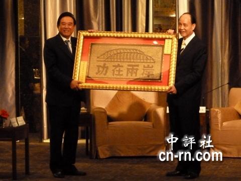 2013海基會致贈於海協會一幅著名書法家詹秀蓉大師的鏤空純金書法巨作「功在兩岸」