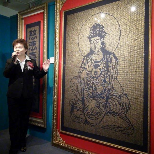 詹秀蓉在【墨藝傳心】書法個展開幕儀式中 介紹最新純金鏤空作品【菩薩】