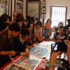 知名書法家詹秀蓉造訪位於金山的中國農民畫村，參觀者聚精會神地看著詹秀蓉揮毫留字
